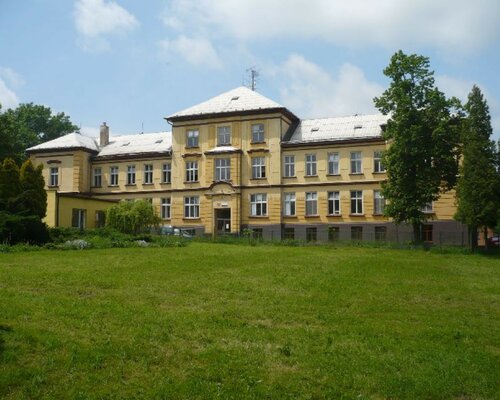 Dražba budovy a pozemků bývalé zemědělské školy v Klimkovicích.
