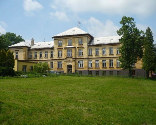 Dražba budovy a pozemků bývalé zemědělské školy v Klimkovicích. Dražba budovy a pozemků bývalé zemědělské školy v Klimkovicích.