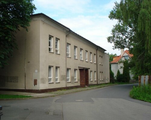 Komerční budova ve Frýdku-Místku (Místek). Komerční budova ve Frýdku-Místku (Místek).