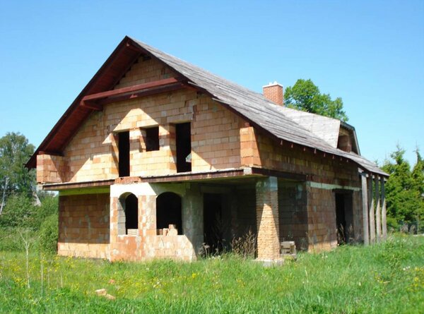 Rozestavěný rodinný dům v Lomnici u Rýmařova, okr. Bruntál. Exekuční dražba.