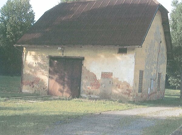 Starší budova (garáž) s pozemky v Čeladné. Exekuční dražba.