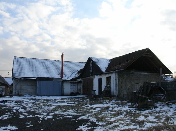 Hospodářská budova, ovocný sad a pozemky 7.874 m2 v Chotěbuzi